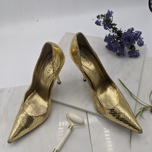 GUESS by Marciano 8M Vintage Gold Pumps - Picture 6 of 6